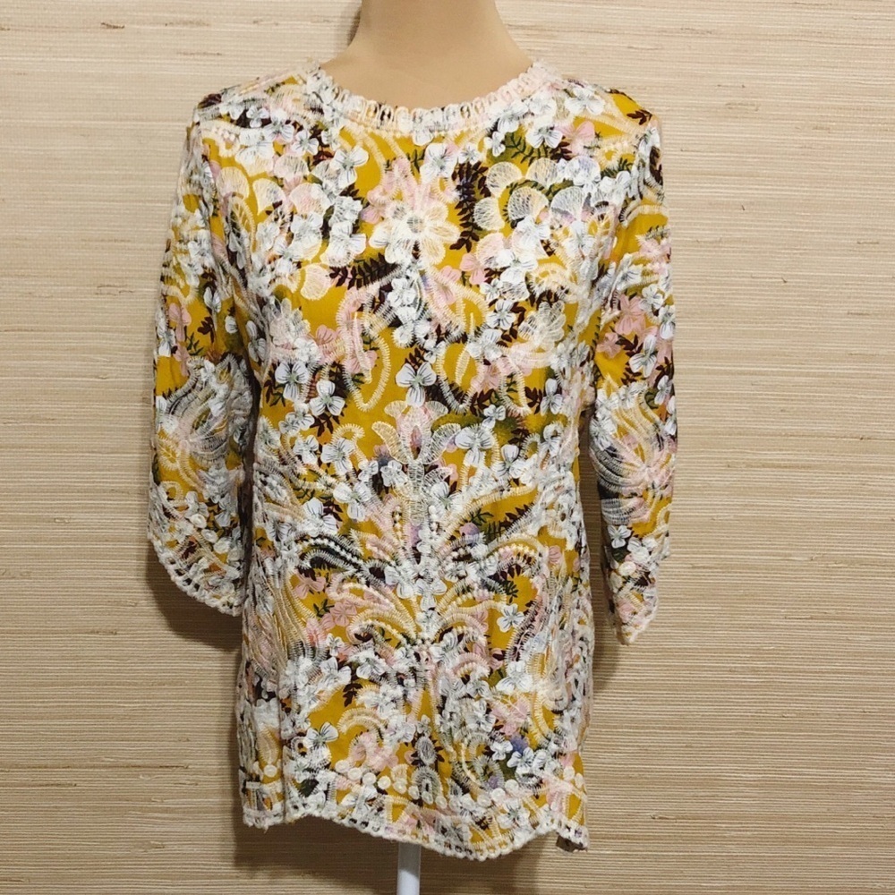 Solitaire Yellow Floral Embroidered 3/4 Sleeve Scalloped Hem Blouse size Small